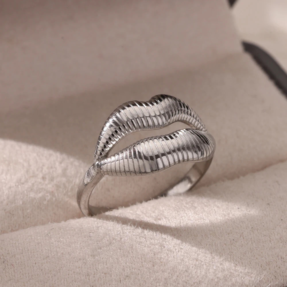 18K Gold Stainless Steel Fashionable Lip Shaped Flower Ring - Beauty Accessories